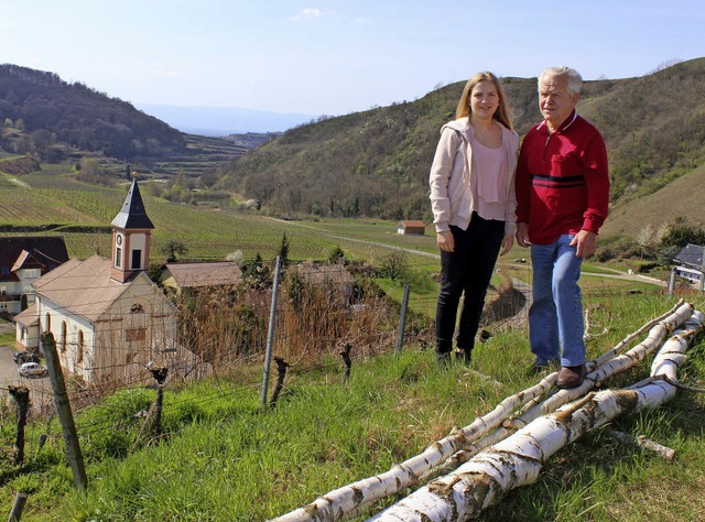 Lina und ihr Opa Alfred Brenner in den Weinbergen ber Altvogtsburg   | Foto: privat