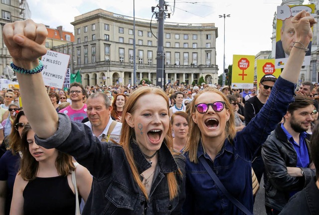 Zwei Frauen demonstrieren auf den Straen Warschaus fr ihre Rechte.   | Foto: dpa