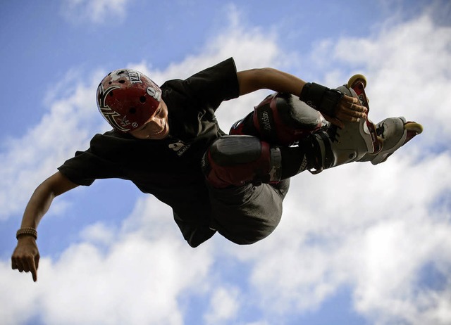 Kann fliegen &#8211; Jugendlicher auf Rollen   | Foto: dpa
