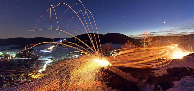 Funkenregen vor Nachthimmel: Beim Sche...endes Buchenholz ins Tal geschleudert.  | Foto: dpa