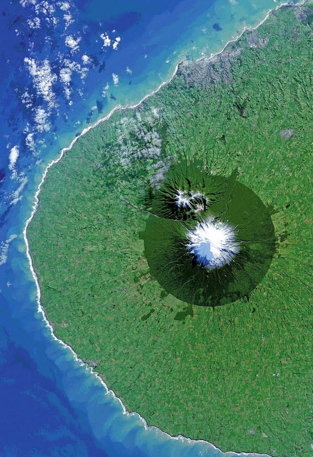 Der neuseelndische Mount Taranaki im ...ional Park aus dem Weltraum geknipst.   | Foto: dpa