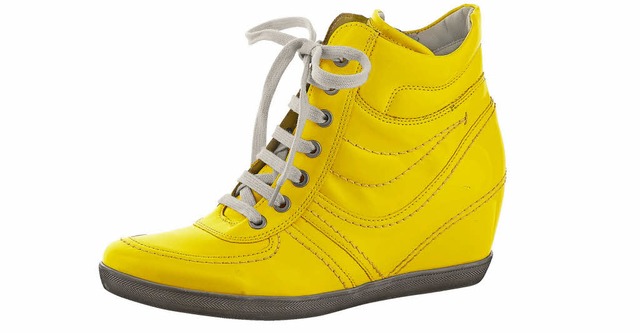 Ein Turnschuh, der knallt &#8211; gelber Sneaker mit Keilabsatz.  | Foto: dpa