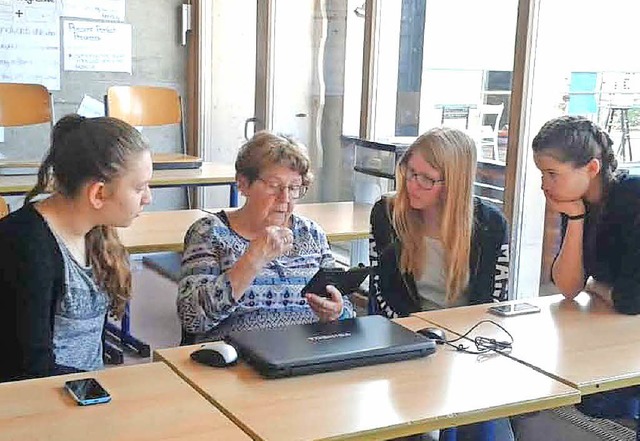 Senioren lernen an der Realschule Sth...lt der modernen Kommunikation kennen.   | Foto: Privat