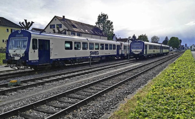 Abgestellte Dieseltriebwagen auf den i...dinger Bahnhofs im Bereich Niederdorf.  | Foto: Martin Wendel