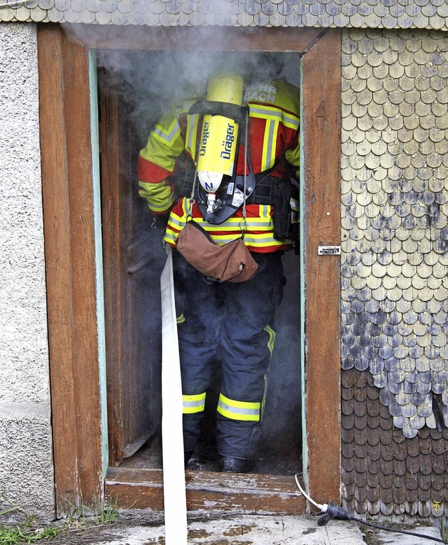 Unter Atemschutz drang die Feuerwehr ins Gebude ein.   | Foto: Brichta