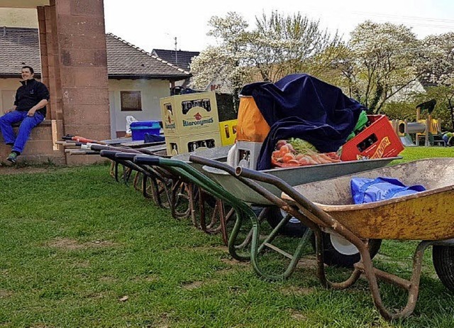 Mit Schubkarren knnen allerlei ntzli...vom ersten Treffen am 1. April zeigt.   | Foto: Privat