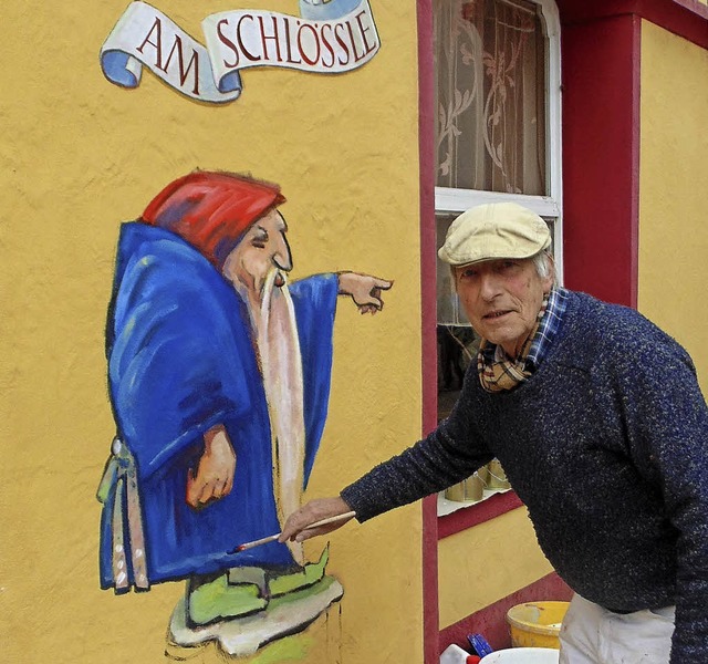 Der Maler Willi Raiber bei der Arbeit am Fresko in der Innenstadt   | Foto: Michael Gottstein