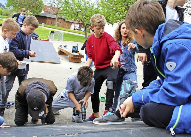 Dass sie selbst Hand anlegen durften b... machte den Jugendlichen groen Spa.   | Foto: Krieger