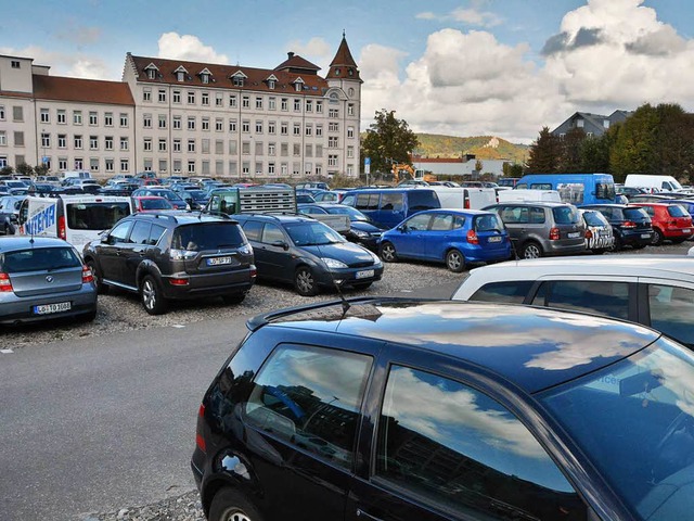 Dauerparken wird teurer, etwa auf dem Parkplatz an der Bergstrae.  | Foto: Barbara Ruda