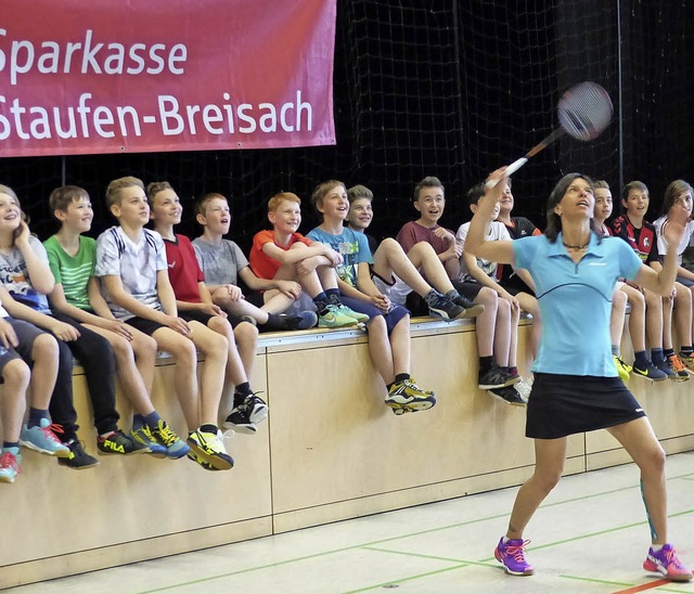 Nicole Grether demonstriert Heitershei...erinnen und Schlern Badminton-Kniffe.  | Foto: Privat