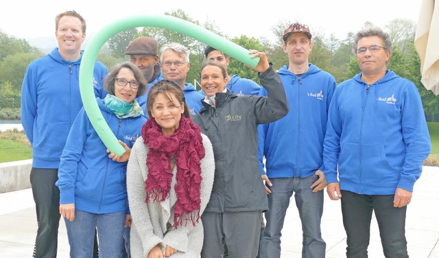 Das Schwimmbadteam mit Rettungsschwimmern und Fachangestellten.  | Foto: Sylvia Sredniawa 