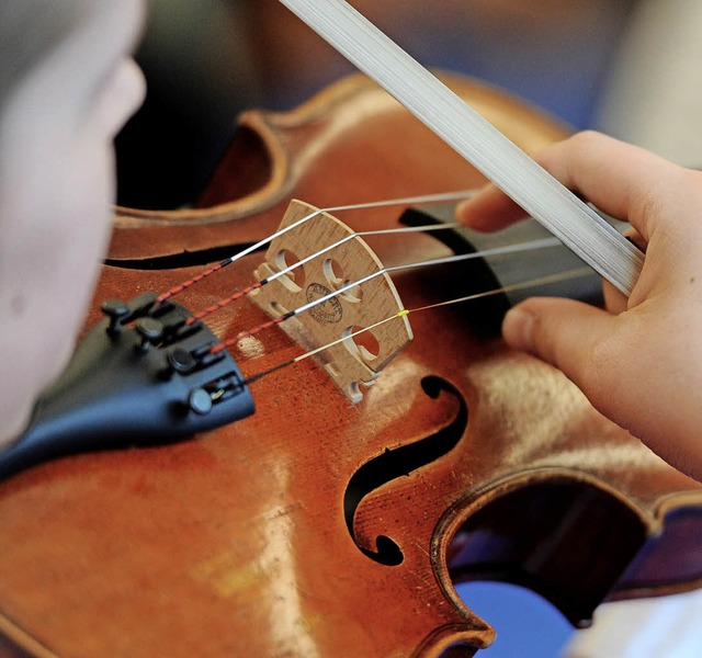 Die Musikschule bietet auch Kurse fr Erwachsene.  | Foto: Warmuth/dpa