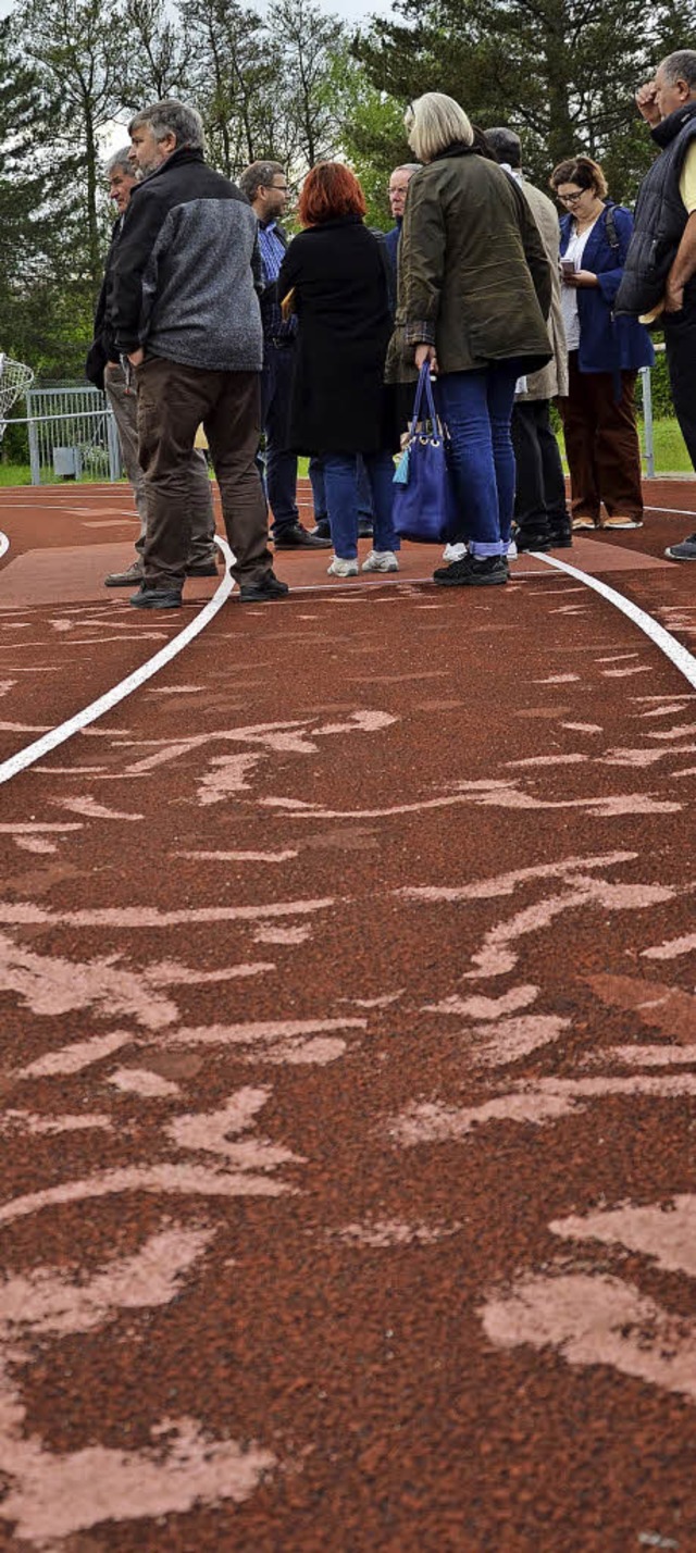 Die Mitglieder des Bauausschusses begu... die Tartanbahn im Frankenmattstadion   | Foto: E. Bader