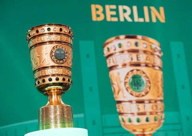 Hei begehrt bleibt, was einmal im Jahr in Berlin vergeben wird: der DFB-Pokal.  | Foto: dpa