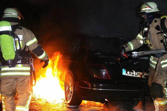 Autos brennen auf dem Gelände der Polizeifachhochschule