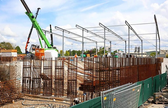 Der Aufbau der Stahlkonstruktion fr d...nd luftdichte Einhausung hat begonnen.  | Foto: Pressefoto Roche