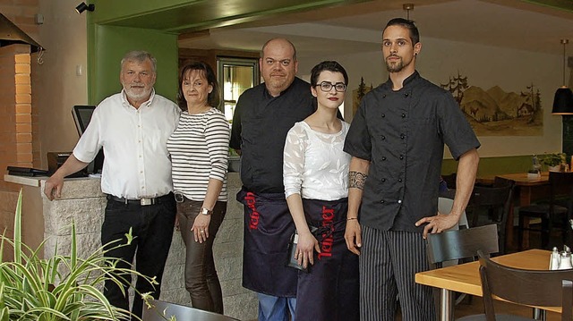 Das Team im Gasthaus Zur Poche mit  Hu...r anderem an der offenen Grillstelle.   | Foto: Wolfgang Beck