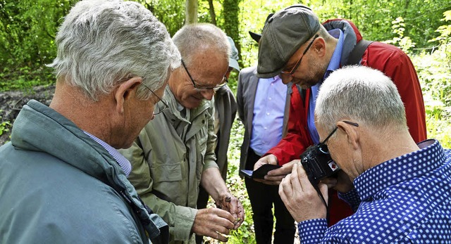 Wyhl.  Klaus Mathes, zweiter von links,  zeigt eine Gelbbauchunke.  | Foto: Roland Vitt