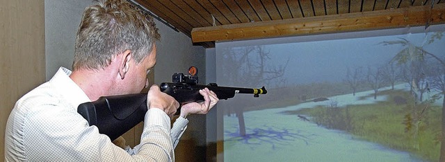 Brgermeister Ferdinand Burger beim Te...Schiekinos des Sportschtzenvereins.   | Foto: J. Schweizer