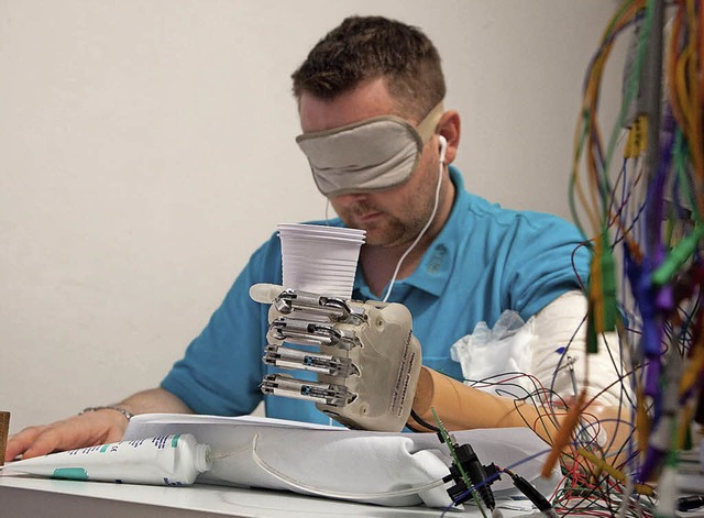 Dieser Patient probiert eine fhlende Prothese aus.  | Foto: Uni Freiburg (Patrizia Tocci)