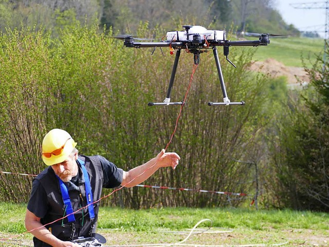 Axel Weckschmied schickt seine Drohne mit der Leine ber die Schlucht.  | Foto: Juliane Khnemund