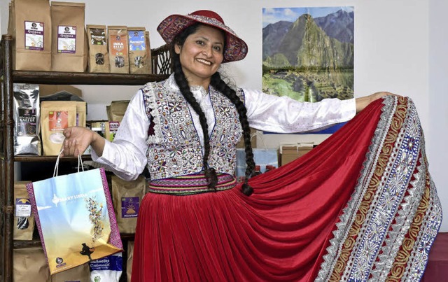 Mary Quicao Ampuero in peruanischer T...inigen der von ihr importierten Waren.  | Foto: Thomas KUnz