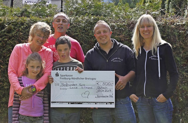 Spende der Narrenzunft an die Familie Duffner-Willmann (links).  | Foto: zvg
