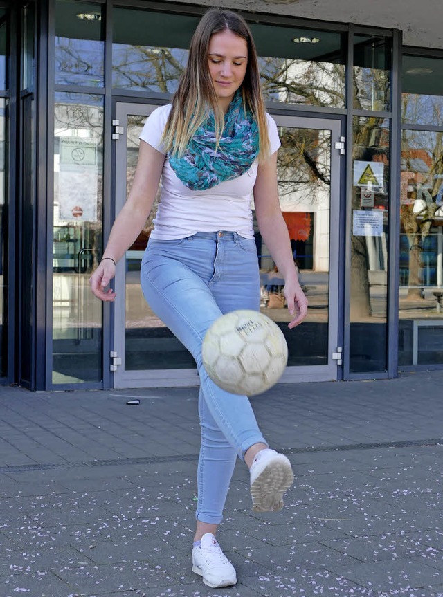 Knnen kicken: die Fuball-Mentorinnen...ca Tschumak (links) und Lara Siegmann   | Foto: Susanne Ehmann