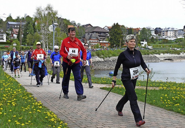 <Text>Beim Nordic Walking knnen sich ... auf den Schluchsee </Text> erfreuen.   | Foto: Ute Aschendorf