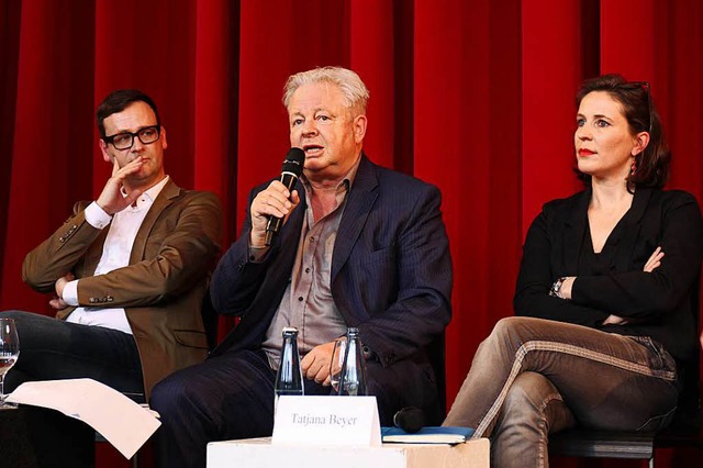 Peter Carp (Mitte) mit Pressesprecher Tim Lucas und Dramaturgin Tatjana Beyer  | Foto: Gina Kutkat