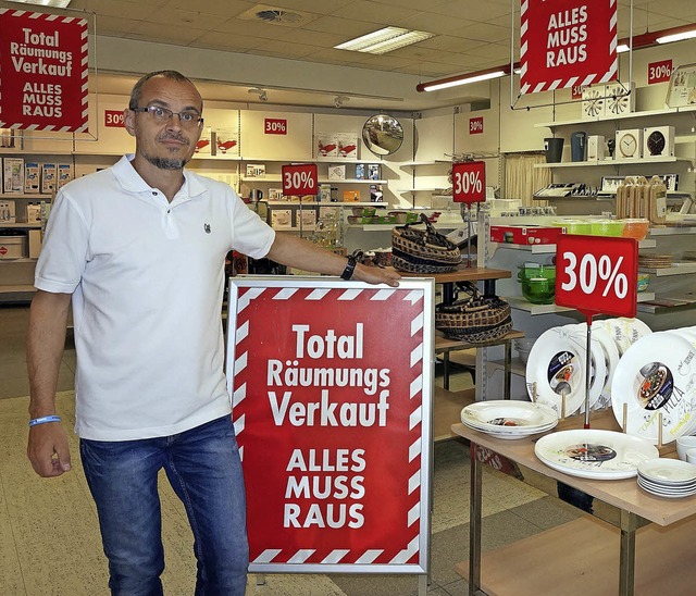Andreas Hausy in seinem Kaufhaus Aha i... aus wirtschaftlichen Grnden schliet  | Foto: Freudig