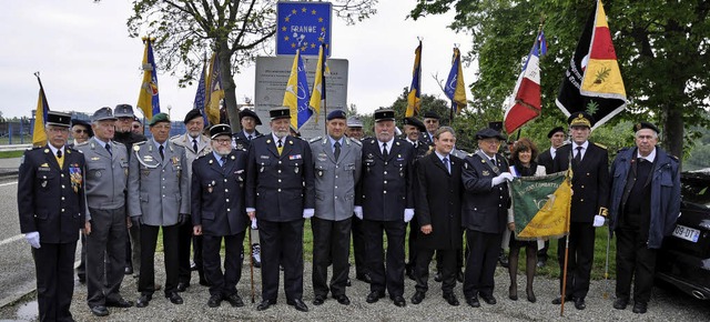 Die wiedergefundene Fahne  nahm Roger ...thmann (Fnfter von rechts) entgegen.   | Foto: Privat