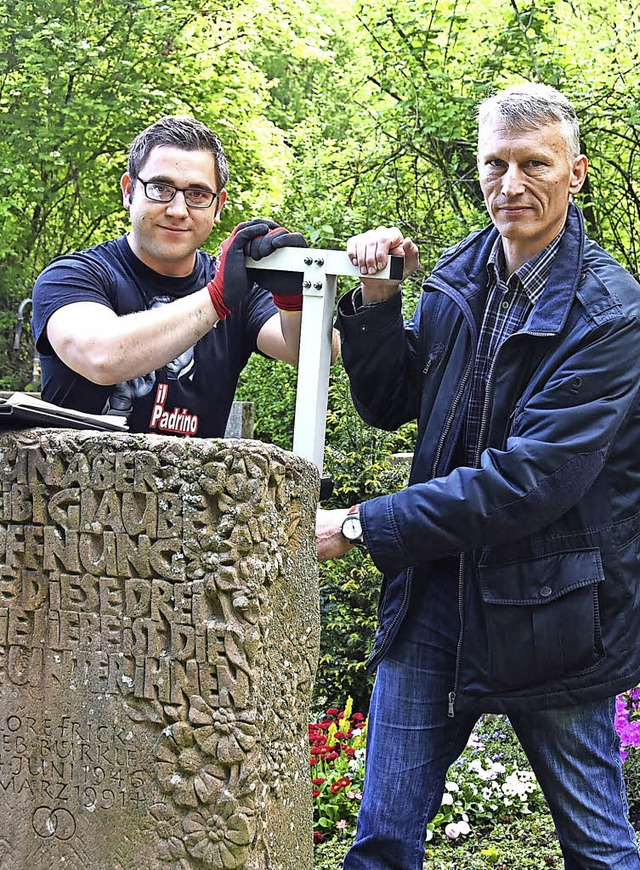 Jochen Langenbacher (rechts) und Timo ...r die Standfestigkeit der Grabsteine.   | Foto: Andrea Steinhart