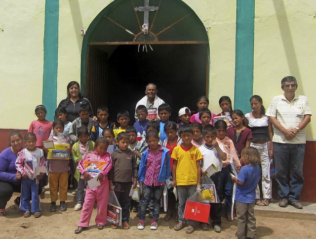 Kinder in Hunuco mit Padre Terry (hin...Laufenburg aus untersttzten Herberge   | Foto:  Perukreis
