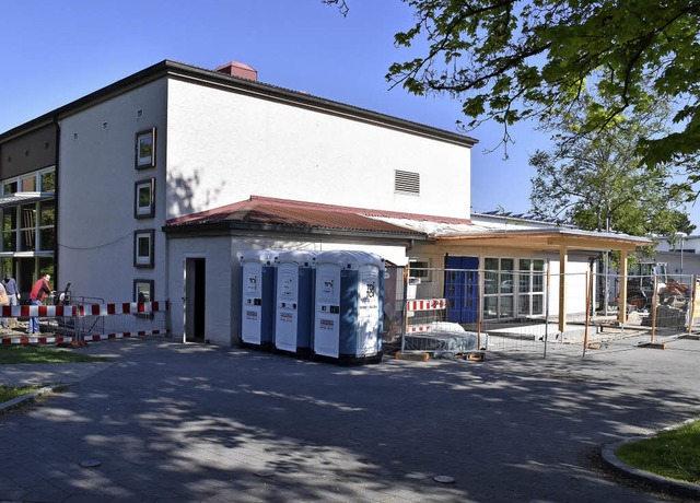 Eine Baustelle ist derzeit die Turn- und Festhalle in Oberrotweil.  | Foto: Thomas Rhenisch