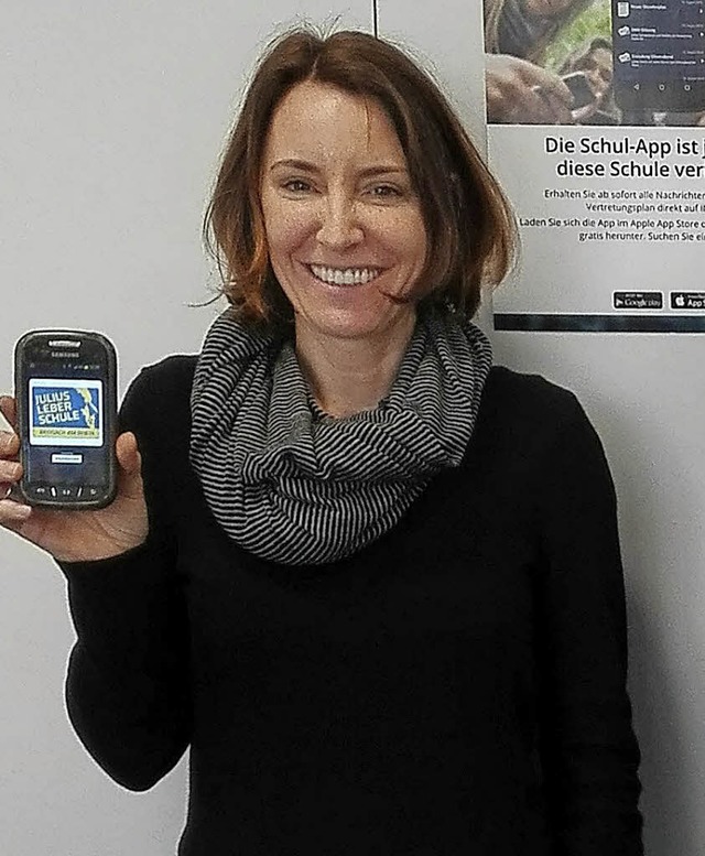 Stolz zeigt Konrektorin Ellen Bastian die Schul-App auf ihrem Smartphone.  | Foto: Privat
