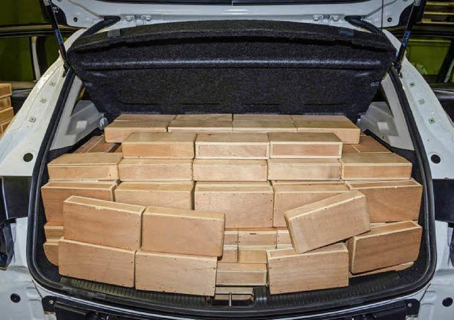Ladungsprfung: Mit Baukltzen  messen...Opel das Kofferraumvolumen von Autos.   | Foto: GM Media/dpa