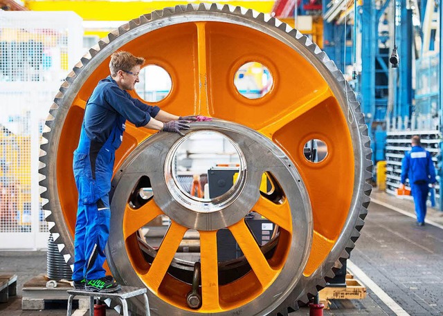Ein Maschinenbauer bei der Arbeit. Die...in Herzstck der deutschen Industrie.   | Foto: dpa