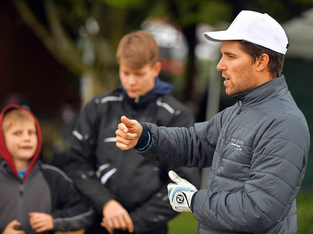Dominik Weier, der Leiter der Golfschule auf dem Golfplatz, erklrt die Grundlagen.