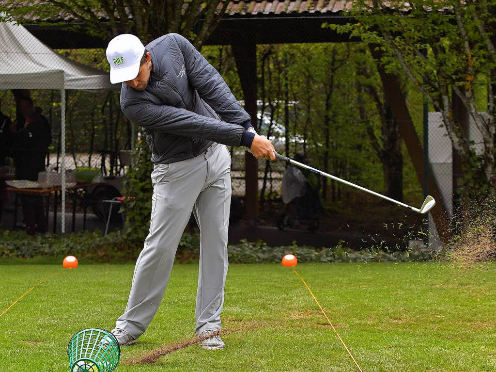 Dominik Weier, der Leiter der Golfschule auf dem Golfplatz, erklrt die Grundlagen und fhrt mit perfektem Schwung vor, wie es geht.
