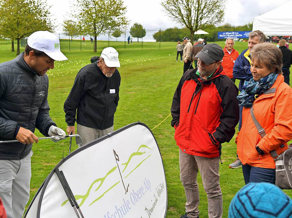 Dominik Weier, der Leiter der Golfschule auf dem Golfplatz, erklrt die Grundlagen.