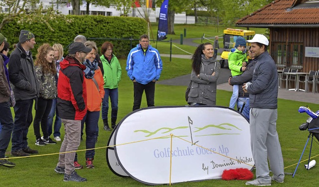 Dominik Weier, der Leiter der Golfsch...ffenen Tr die Grundlagen des Sports.   | Foto: Wolfgang Scheu