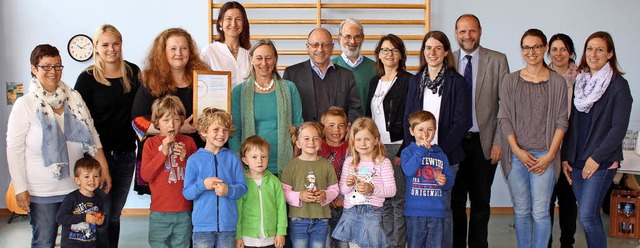 Die Erzieherinnen, Brgermeister Wolfg...rung des St.-Elisabeth-Kindergartens.   | Foto: Reiner Beschorner