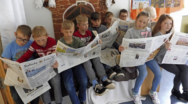 Zisch-Kinder lesen die BZ in der neuen Leseecke.   | Foto: Brigitte Meier