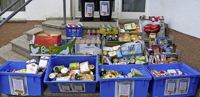 Nudeln, Reis, H-Milch &#8211; das und ...gen, um es an die Tafel weiterzugeben.  | Foto: privat