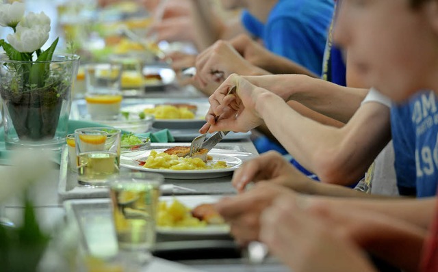 Das Mittagessen in Schule und Kinderga...zubereitet wird,  wird knftig teurer.  | Foto: Franziska Kraufmann/dpa