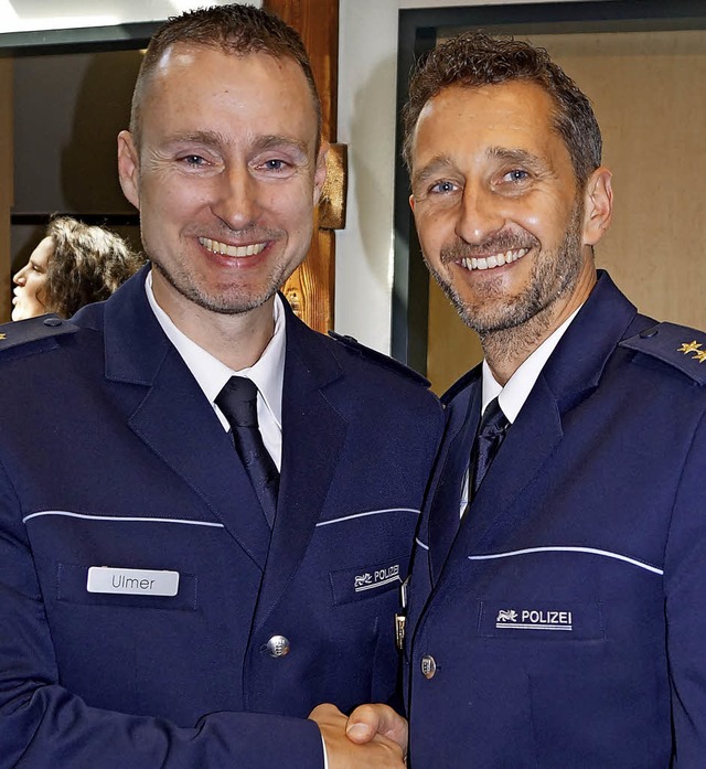 Alexander Ulmer (l.) bergibt die deut...hl nach zehn Jahren an Dirk Herzbach.   | Foto: storck