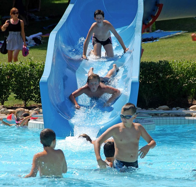 Rein ins Vergngen! Trotz ungnstiger ...eibad morgen die ersten Wasserratten.   | Foto: Archivbild: Frey