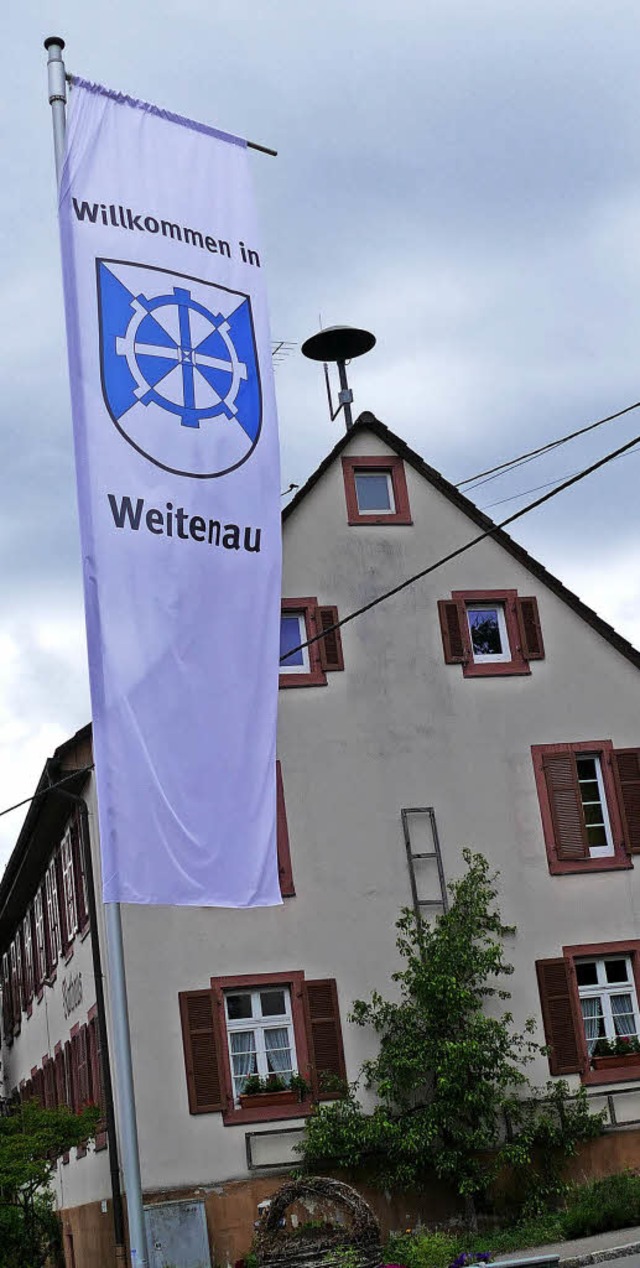 Mit  eigener Flagge vor  der Ortsverwa...t Weitenau seit kurzem seine Gste.   | Foto: Bergmann