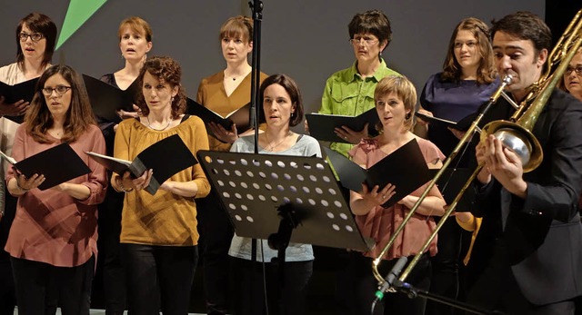 Das Vokalensemble Choriosa Basel und d...st Stephen Menotti in derGare du Nord   | Foto: Roswitha Frey